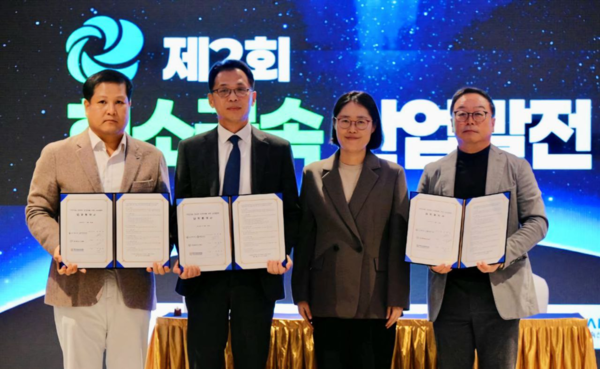 20일 협약 체결 후 (왼쪽부터) 박경태 한국생산기술연구원 국가희소금속센터 소장, 이수환 고려아연 영업본부장, 나성화 산업통상부 산업공급망정책관, 오찬우 에이치케이머티리얼즈 상무가 기념사진을 촬영하고 있다./사진=고려아연