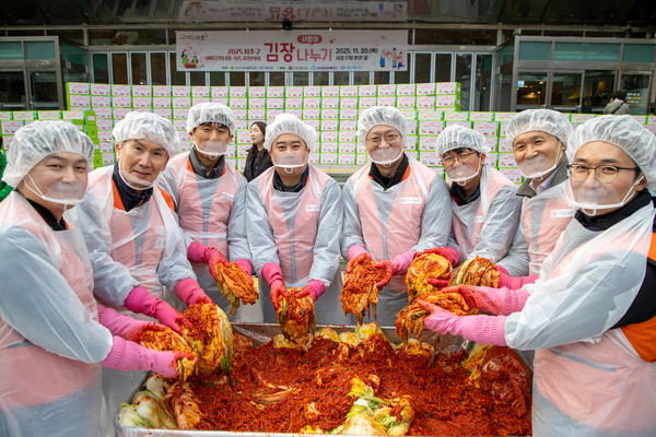 호반그룹이 지난 20일 서초구청 광장에서 서초구와 함께 '2025 사랑의 김장 나누기' 봉사활동을 진행했다. 호반그룹 임직원들과 자원봉사자들이 지역 이웃들에게 전달할 김장 김치를 담그고 있다. /사진=호반그룹