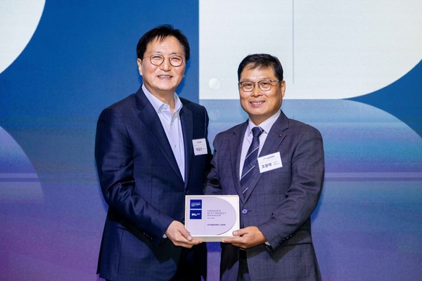 17일 서울 여의도 글래드호텔에서 열린 '한숲 파트너스 데이' 행사에서 DL이앤씨 박상신 대표(왼쪽)와 태일씨앤티 조왕래 소장이 기념 촬영을 하고 있다. /사진=DL이앤씨