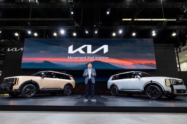 윤승규 기아 북미권역본부장 부사장이 신형 텔루라이드에 대해 설명하고 있다. 왼쪽 차량이 신형 텔루라이드 오프로드 특화 모델 X-Pro, 오른쪽 차량은 신형 텔루라이드 하이브리드./사진=기아