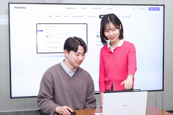 LG유플러스 직원들이 워크플로우 스튜디오 등 알파키의 주요 기능을 소개하고 있다./사진=LG유플러스