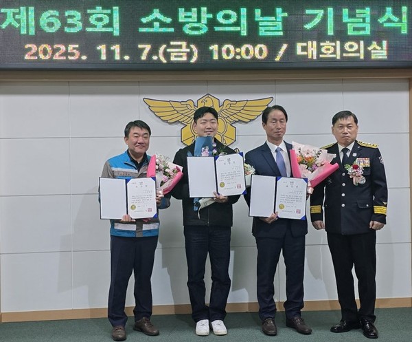 지난 7일 시상식에서 김경필 삼표시멘트 삼척공장 생산담당 상무(왼쪽 첫 번째)가 기념사진 촬영을 하고 있다./사진=삼표그룹