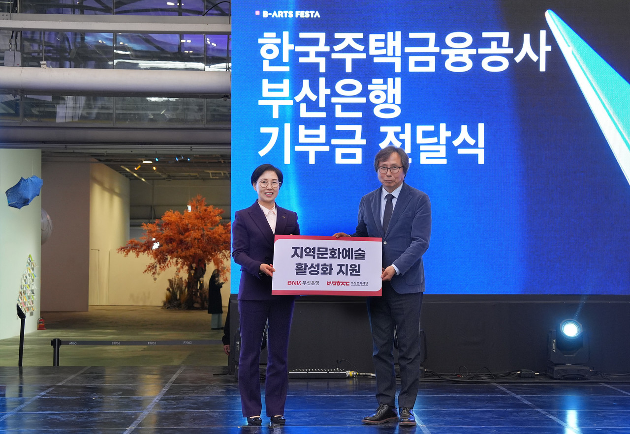 BNK부산은행(은행장 방성빈)은 21일(금) 오후, 수영구 소재 F1963 석천홀에서 지역 문화예술 활성화를 위해 재단법인 부산문화재단에 발전기금 3000만 원을 전달했다.(사진 왼쪽부터 BNK부산은행 문정원 금융소비자보호총괄책임자(CCO), 부산문화재단 오재환 대표이사) / 사진=BNK부산은행