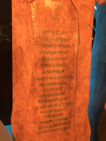 '2025 던파 페스티벌' 10홀의 '창신세기존'에서 던파 세계관의 기원인 '창신세기'와 '12사도'를 아트웍과 조형물로 구현했다. /사진=김현정 기자