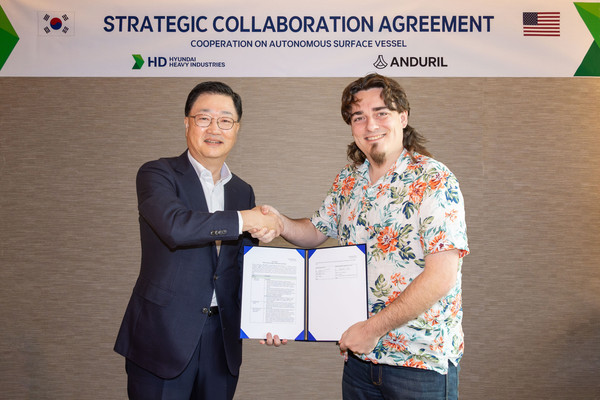 최근 서울 중구 웨스틴 조선호텔에서 HD현대중공업 주원호 사장(사진 왼쪽)과 안두릴 팔머 럭키 공동 설립자가 ASV 설계 및 건조계약을 체결하는 모습 / 사진=HD현대