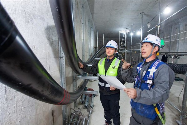 LS전선 직원이 세계 최대 송전 용량인 500kV급 HVDC 케이블이 투입되는 '동해안-신가평' 시공 현장을 점검하고 있다. /사진=LS전선