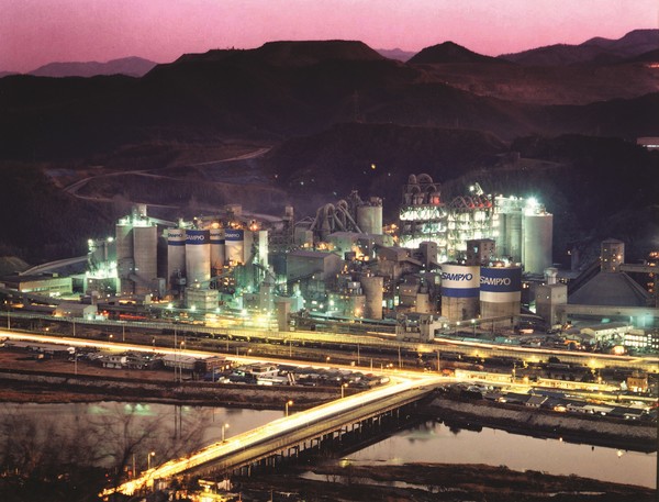 삼표시멘트 삼척공장(야간)./사진=삼표시멘트