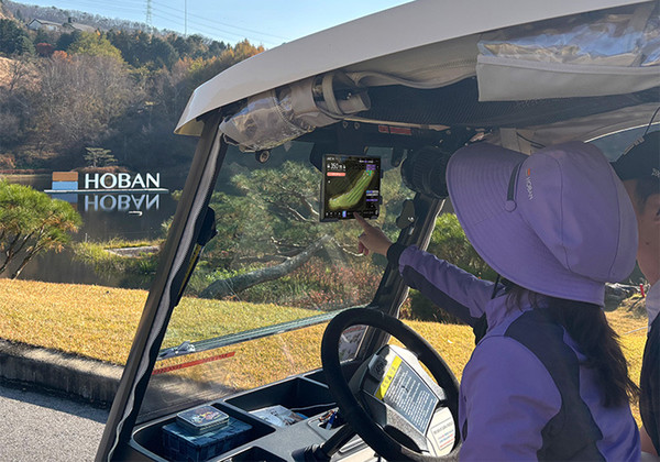 서서울CC 관계자들이 브이골프가 탑재된 단말기로 골프장 코스를 살펴보고 있다./사진=호반그룹