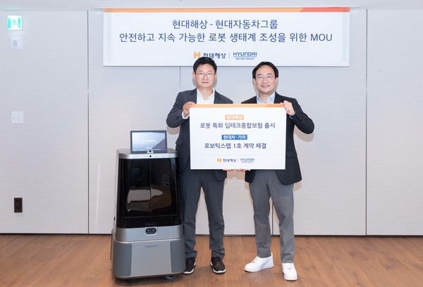 24일 서울시 종로구 현대해상 본사에서 협약 체결 후 (왼쪽부터) 현대해상 기업보험부문장 윤의영 전무, 현대차·기아 로보틱스랩 현동진 상무가 기념사진을 촬영하고 있다./사진=현대차기아