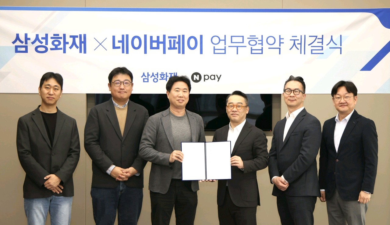 삼성화재 박민재 부사장(우측 세번째), Npay 조재박 부사장(좌측 세번째)외 관계자들이 기념사진 촬영을 하고 있다. / 사진=삼성화재