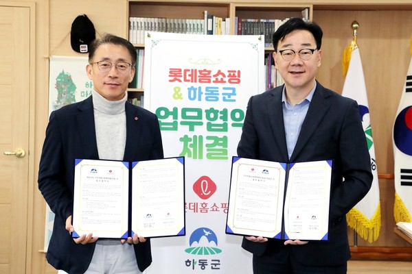 롯데홈쇼핑은 지난 24일 경상남도 하동군과 사내벤처에서 탄생한 음료 브랜드 '엘:보틀' 공동 개발을 위한 업무협약(MOU)을 체결했다. (왼쪽부터 롯데홈쇼핑 김재겸 대표, 하동군 하승철 군수) /사진=롯데홈쇼핑