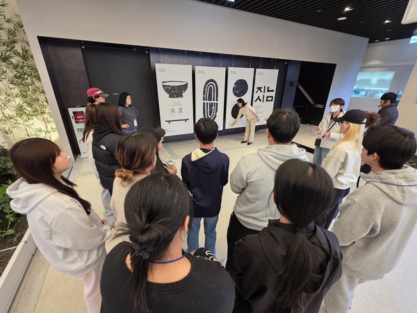 지난 21일 교촌에프앤비 판교 본사에서 진행된 '기업탐방' 프로그램에 참여한 이주배경 청소년들이 사옥을 둘러보고 있는 모습 /사진=교촌에프앤비