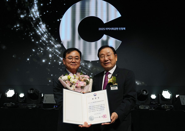 HS효성첨단소재가 7년 연속 '지역사회공헌 인정기업'으로 선정됐다. 최형식 HS효성 커뮤니케이션실 상무(왼쪽)와 김성이 한국사회복지협의회장. /사진=HS효성