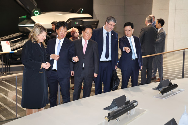 25일 멜라니 졸리 캐나다 산업부 장관과 필립 라포튠 주한 캐나다 대사 일행이 HD현대 조석 부회장, HD현대중공업 주원호 사장과 함께 HD현대 글로벌R&D센터에서 미래형 선박·잠수함·호위함 등 함정 모형을 둘러보고 있다. /사진=HD현대