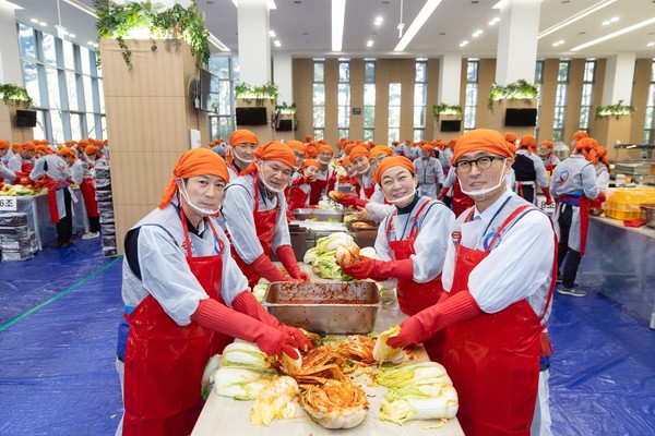 한국도로공사 임직원들이 사랑의 김장 나눔 행사에서 김장 김치를 담그고 있다. /사진=한국도로공사