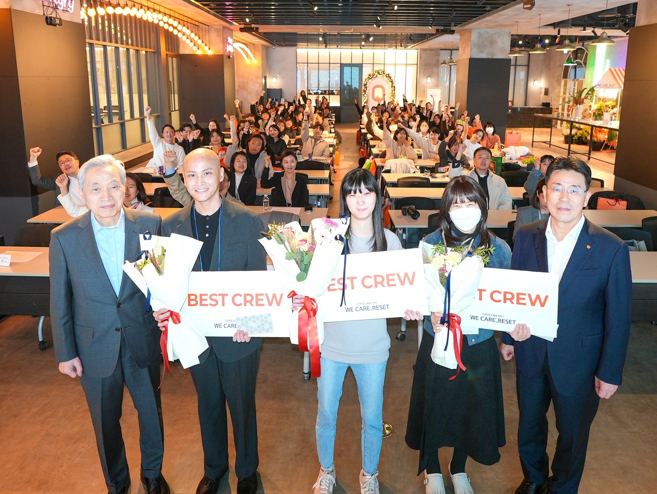 지난 25일(화) 서울 드림플러스 강남 이벤트홀에서 열린 암 경험청년 돌봄 캠페인 ‘위 케어 리셋데이(WE CARE RESET DAY)’ 행사 참가자들이 기념사진을 찍고 있다. 우측 첫번째부터 한화생명 임석현 기획실장, 암경험청년 3명, 대한암협회 이민혁 회장 / 사진=한화생명