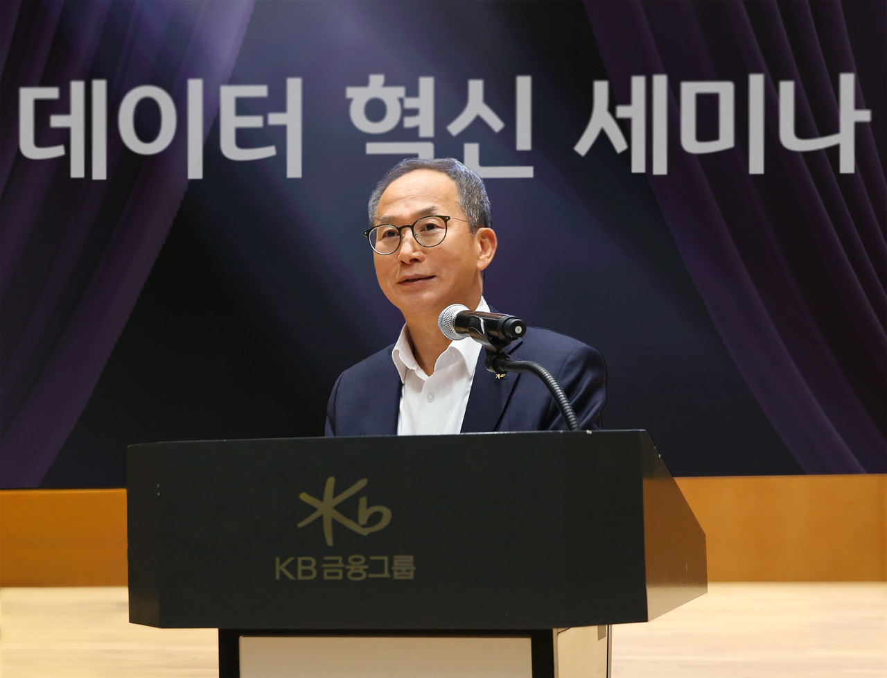 지난 25일 여의도 국민은행 신관에서 진행된 '25년 하반기 그룹 데이터 혁신 세미나'에서 KB금융그룹 양종희 회장이 인사말을 하고 있다. / 사진=KB금융그룹