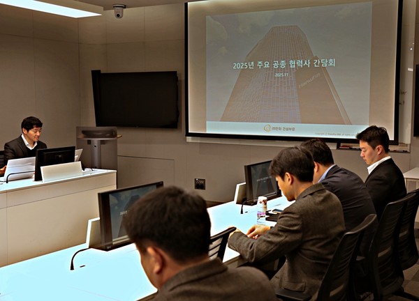 박상효 한화 건설부문 외주상생혁신팀 과장이 공종별 협력사 간담회를 진행하고 있다./사진=한화 건설부문