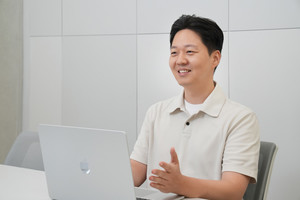 [인터뷰+/크로스이엔에프(下)]송금에서 시작해 일상으로...신원희 대표가... - 뉴스 썸네일 이미지