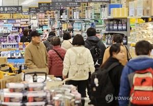 [마켓+]'고물가에 가성비 소비 뚜렷'...판매 채널 다변화로 활로 모색 - 뉴스 썸네일 이미지