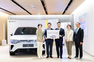 지커 코리아, 중형 전기 SUV '7X' 국내 인도 착수…1호차 SK온에 전달